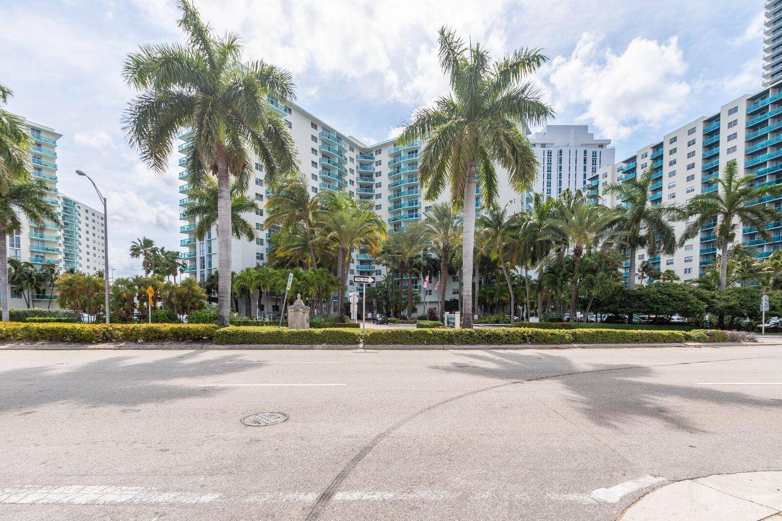 3901 S OceanHollywood - TIDES ON HOLLYWOOD BEACH C condo unit 14c - picture