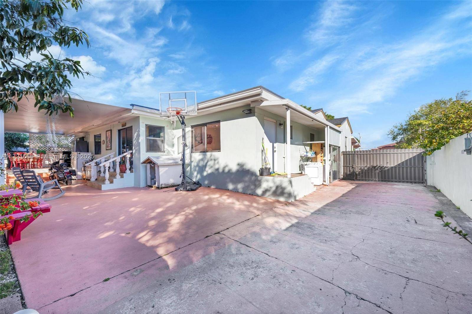 462 E 39th StHialeah - picture