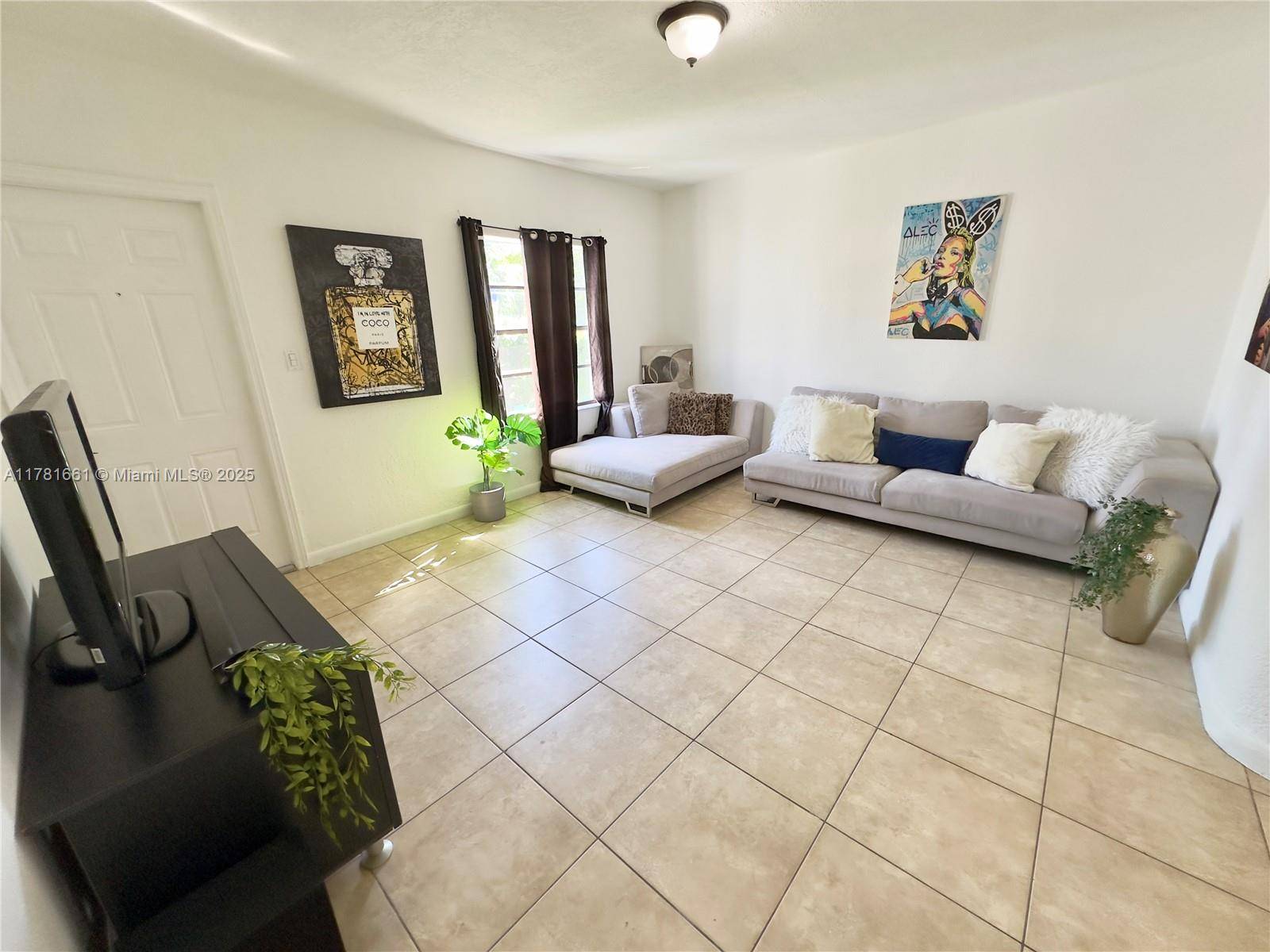 301 NW 37th StMiami - picture