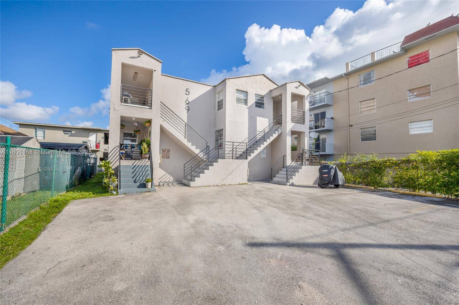 569 SW 4th StMiami - picture