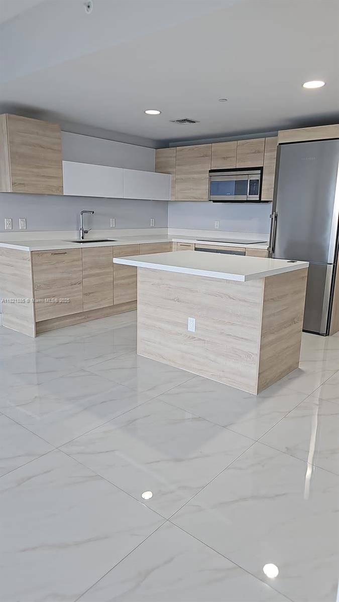 16385 Biscayne BlvdNorth Miami Beach - Condo/Co-Op/Annual,Apartment condo unit 902 - picture