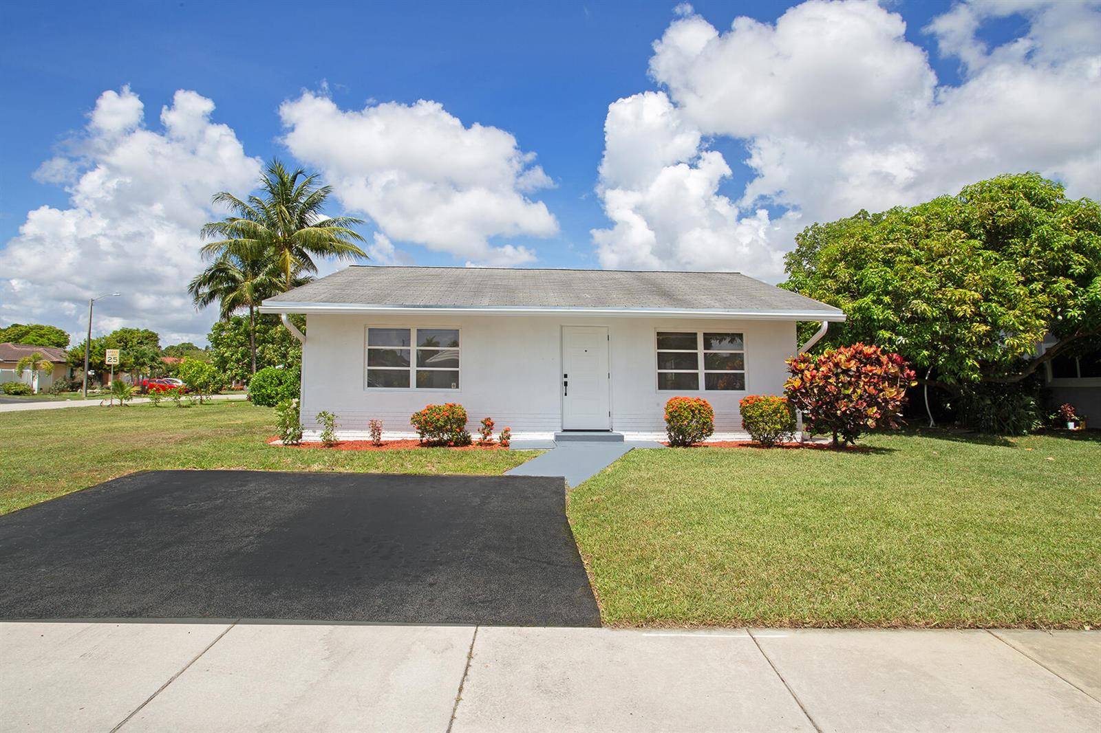 7609 NW 70Tamarac - picture