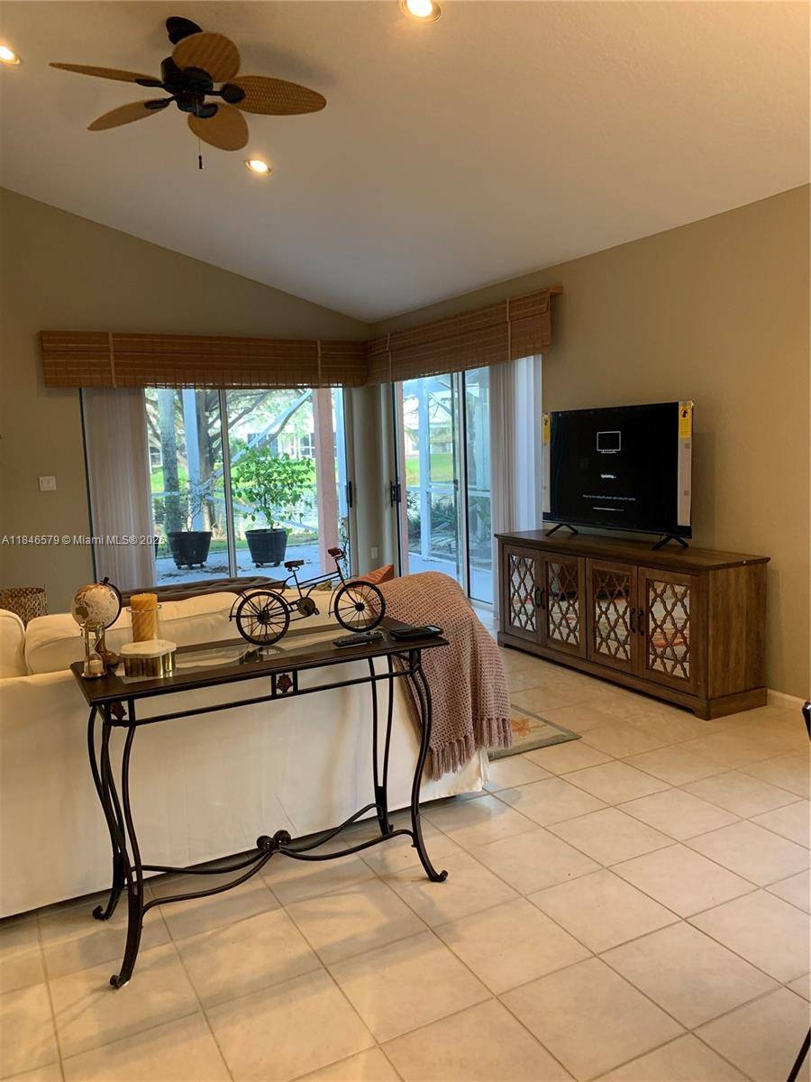 231 W Canterbury Dr WPalm Beach Gardens - picture
