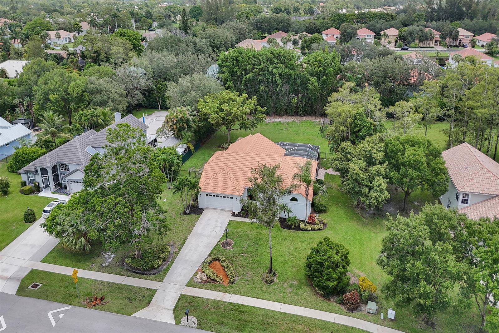 4300 HuntingLake Worth - picture