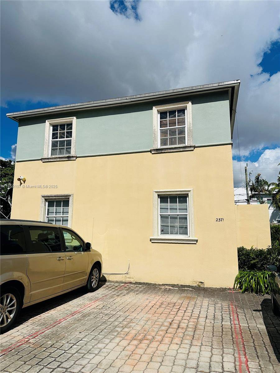 2371 SW 27th StMiami - picture