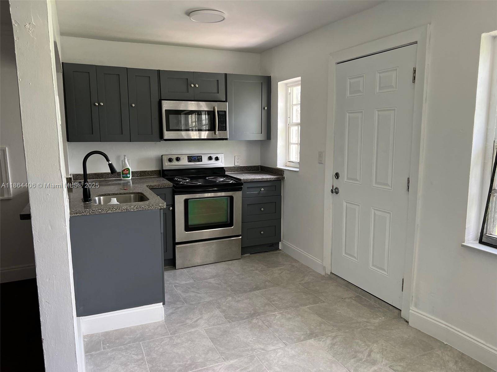 802 S 24th AveHollywood - picture