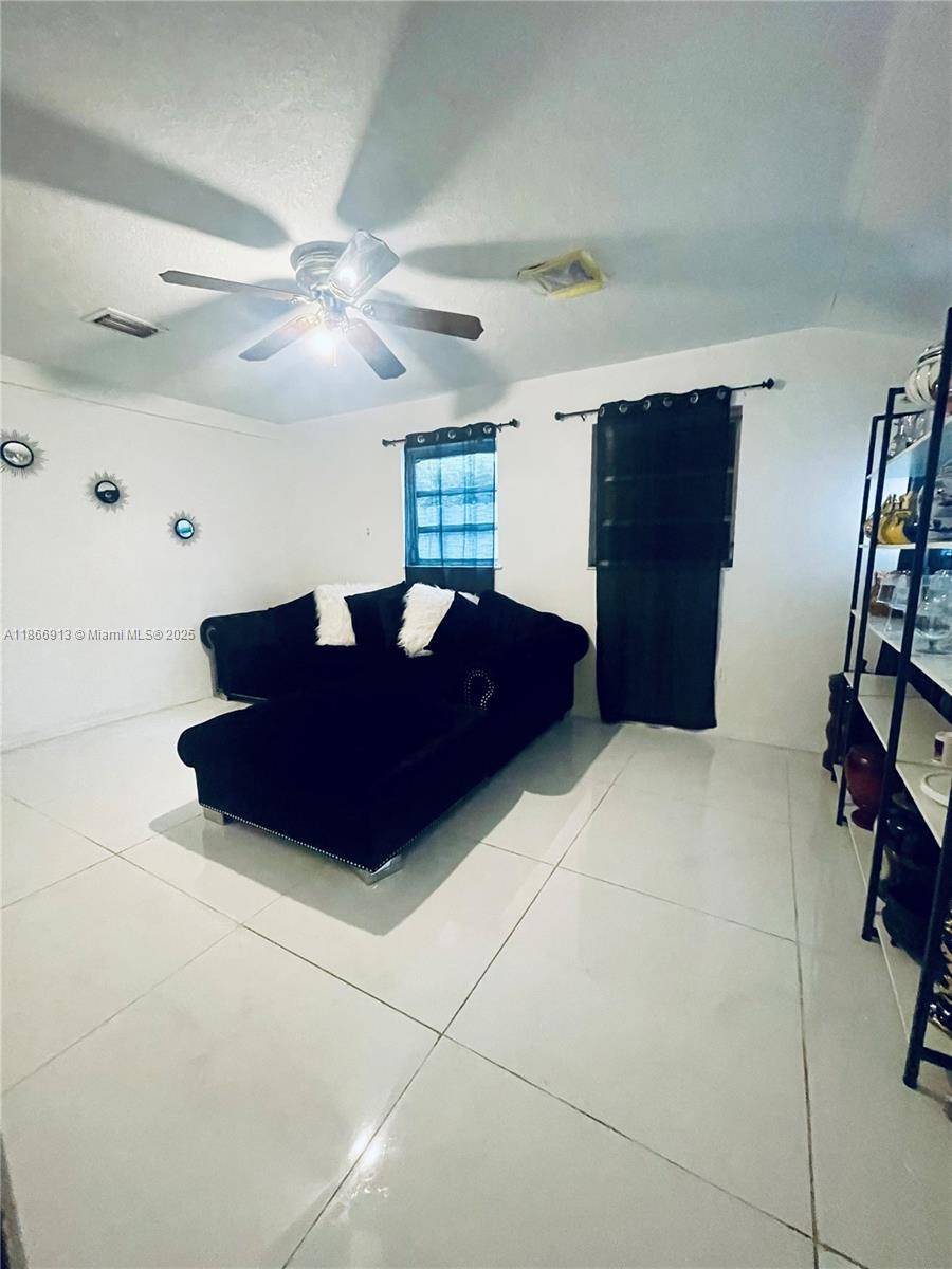 2751 NW 99th StMiami - picture