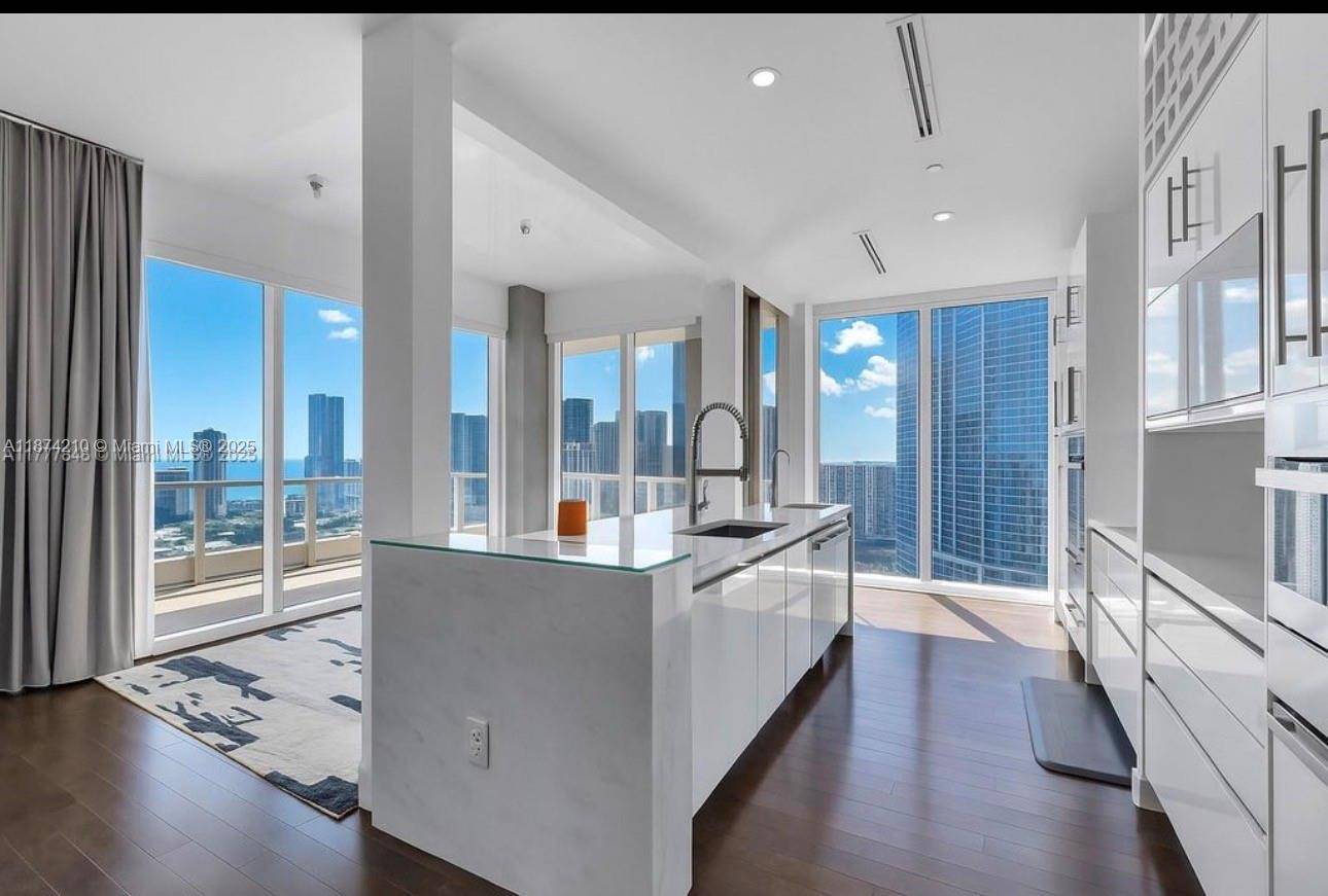 900 Brickell Key BlvdMiami - Condo 5+ Stories,Condo condo unit 2904 - picture