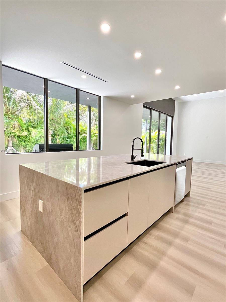 536 NW 48th StMiami - picture