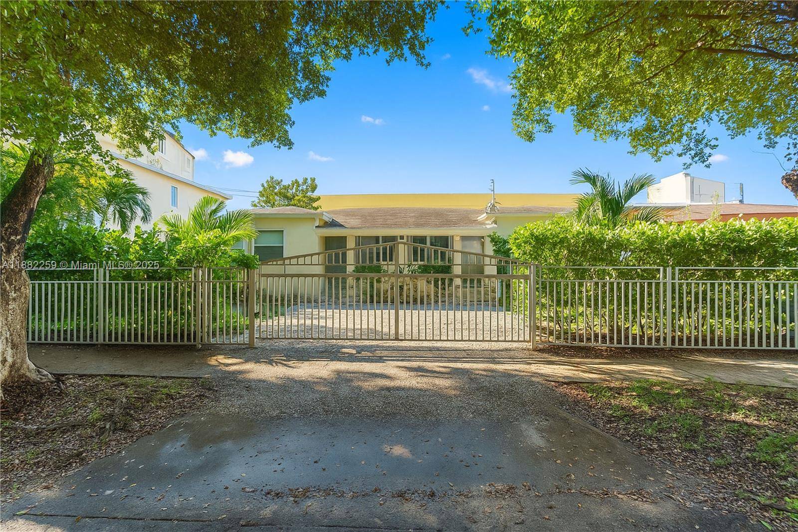 2530 SW 27th StMiami - picture