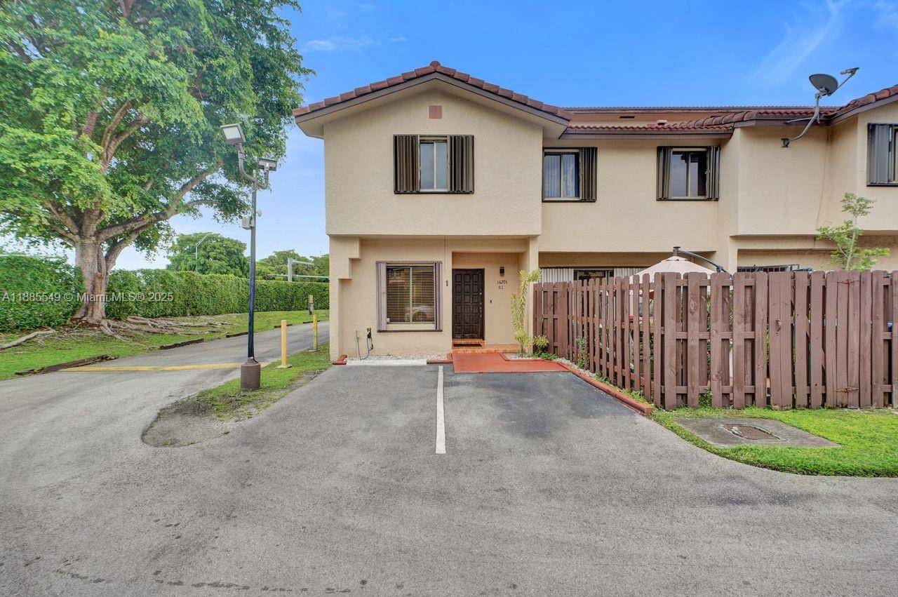 14201 SW 57th LnMiami - GOLFVIEW TH AT KENDALE LK condo unit 1A7 - picture