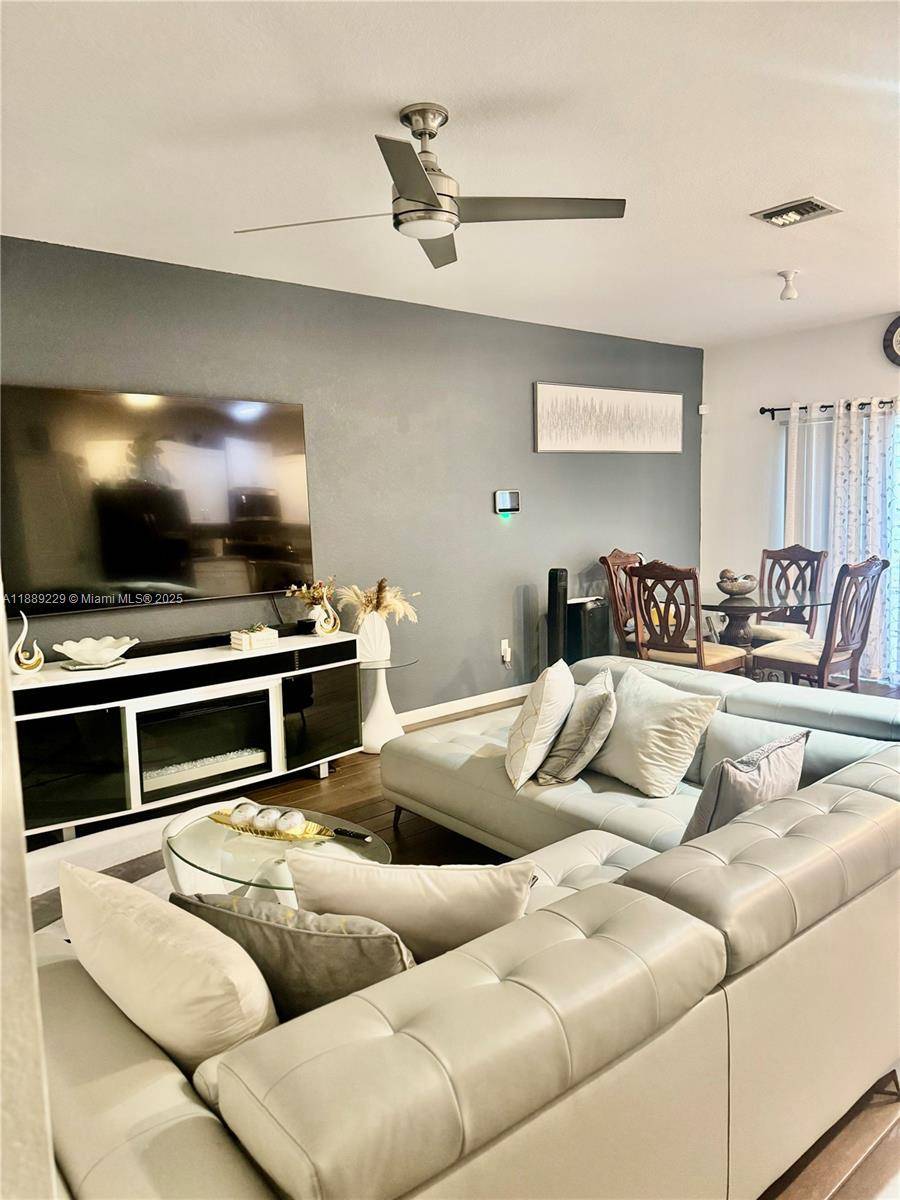 4039 NW 11th StLauderhill - picture