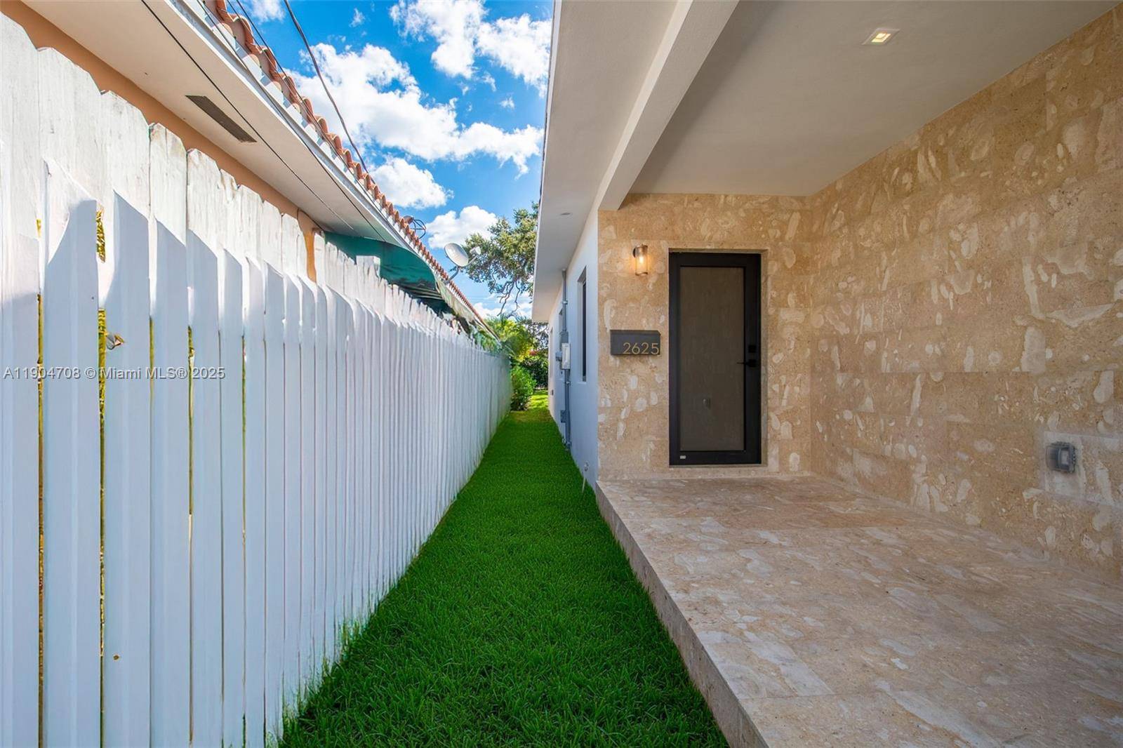 2625 SW 32nd CtMiami - picture