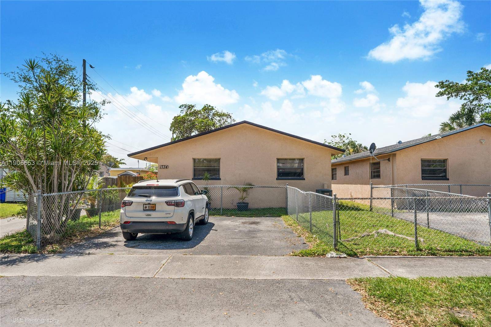 1734 N 16th CtHollywood - picture