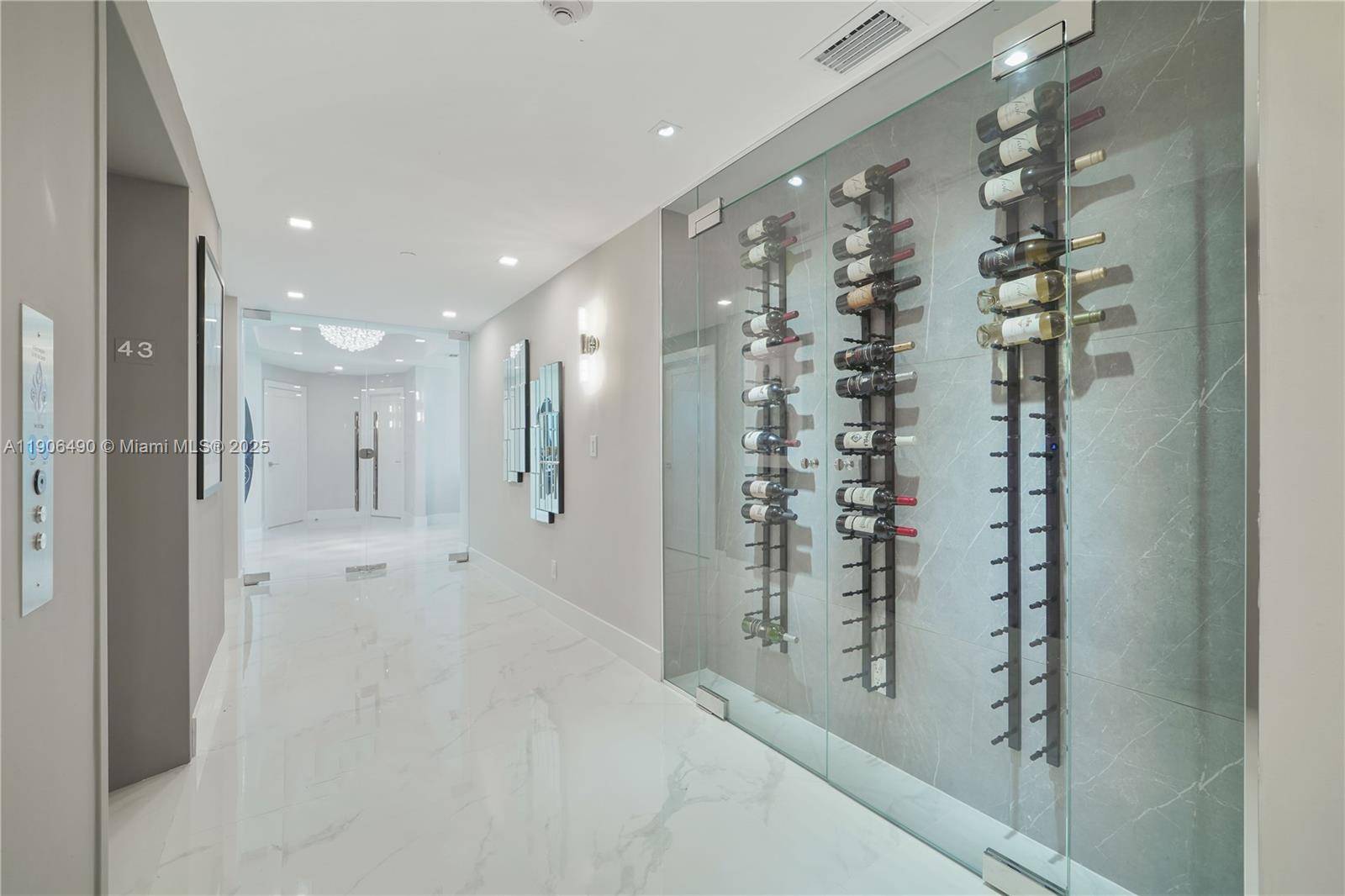 300 S Pointe DrMiami Beach - Condo 5+ Stories,Condo condo unit 4306 - picture