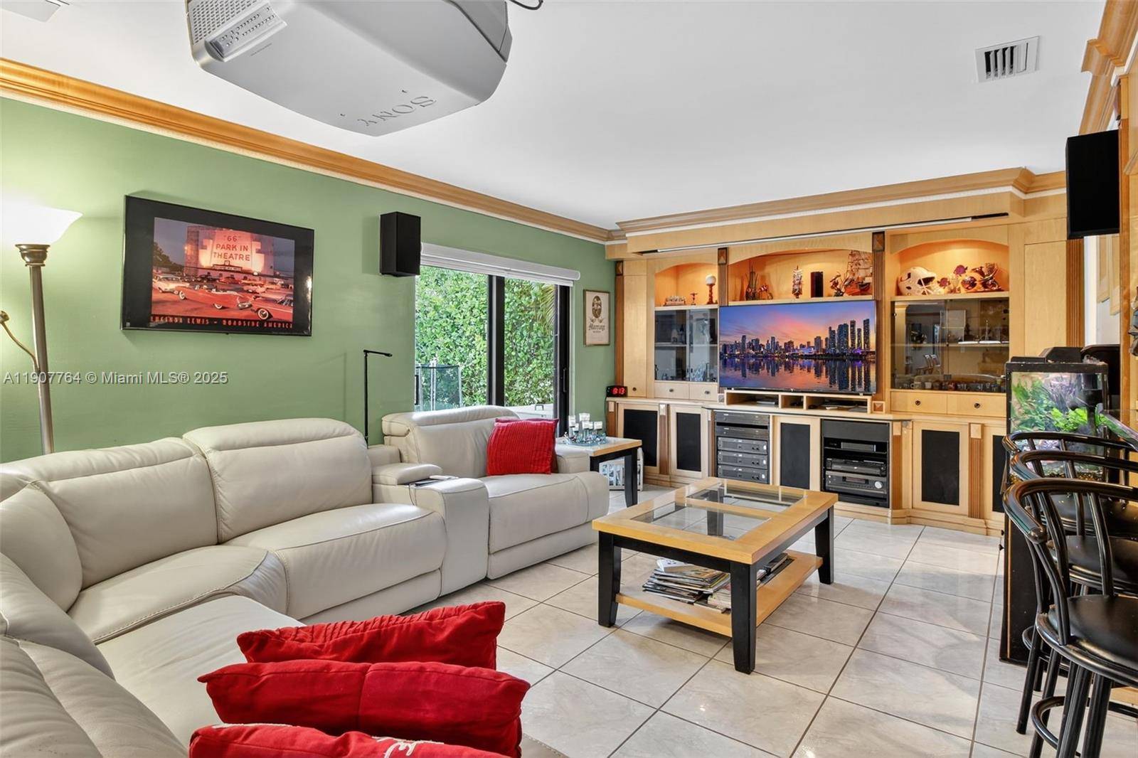 15010 Dunbarton PlMiami Lakes - picture