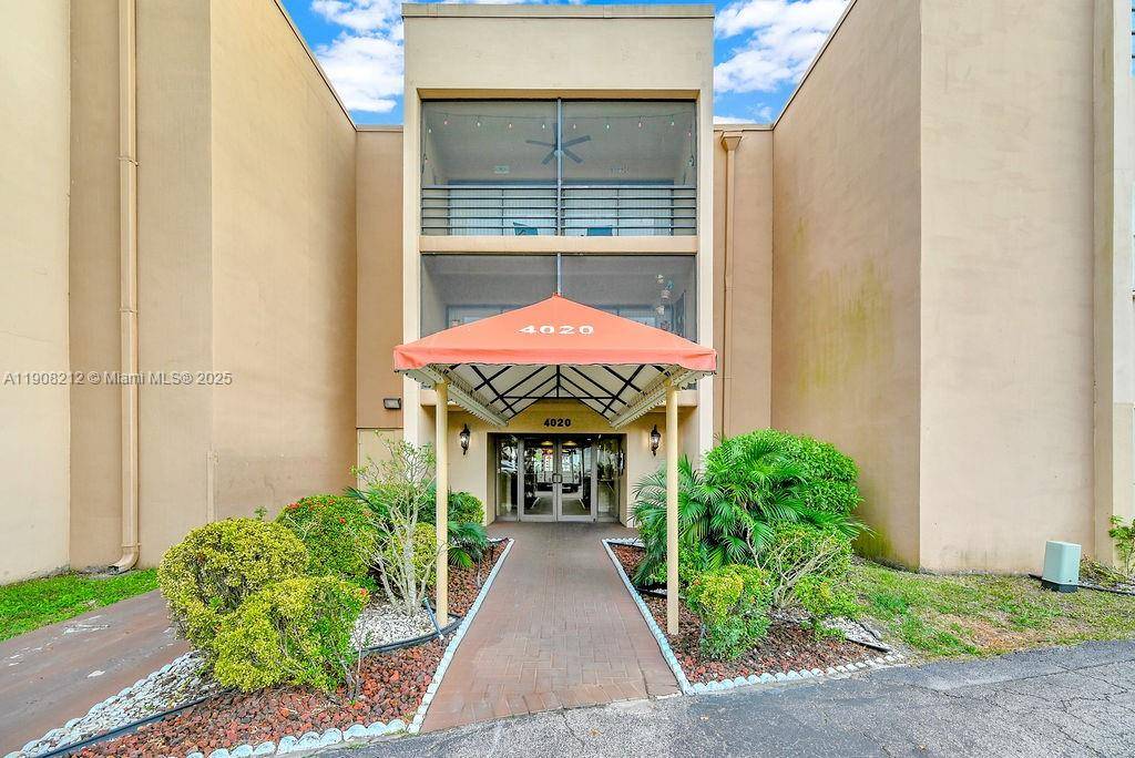 4020 N Hills DrHollywood - Condo 1-4 Stories,Condo condo unit 2 - picture