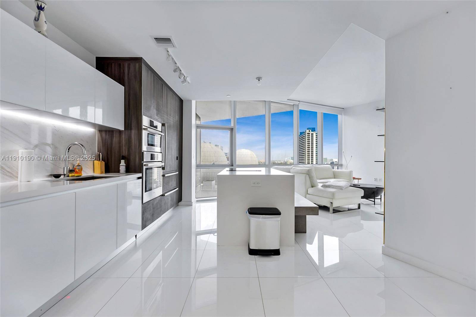 851 NE 1st AveMiami - PARAMOUNT MIAMI WORLDCENT condo unit 1202 - picture
