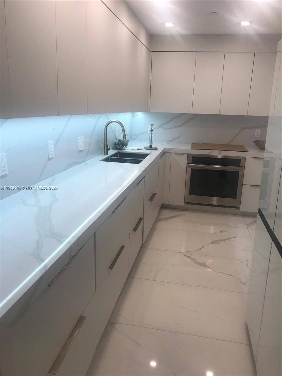 10185 Collins AveBal Harbour - Condo/Co-Op/Annual,Apartment condo unit 516 - picture