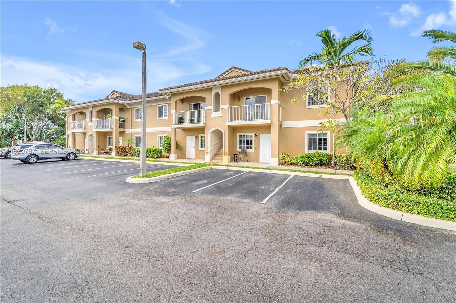 4950 Washington StHollywood - WASHINGTON PALMS CONDO condo unit 1 - picture