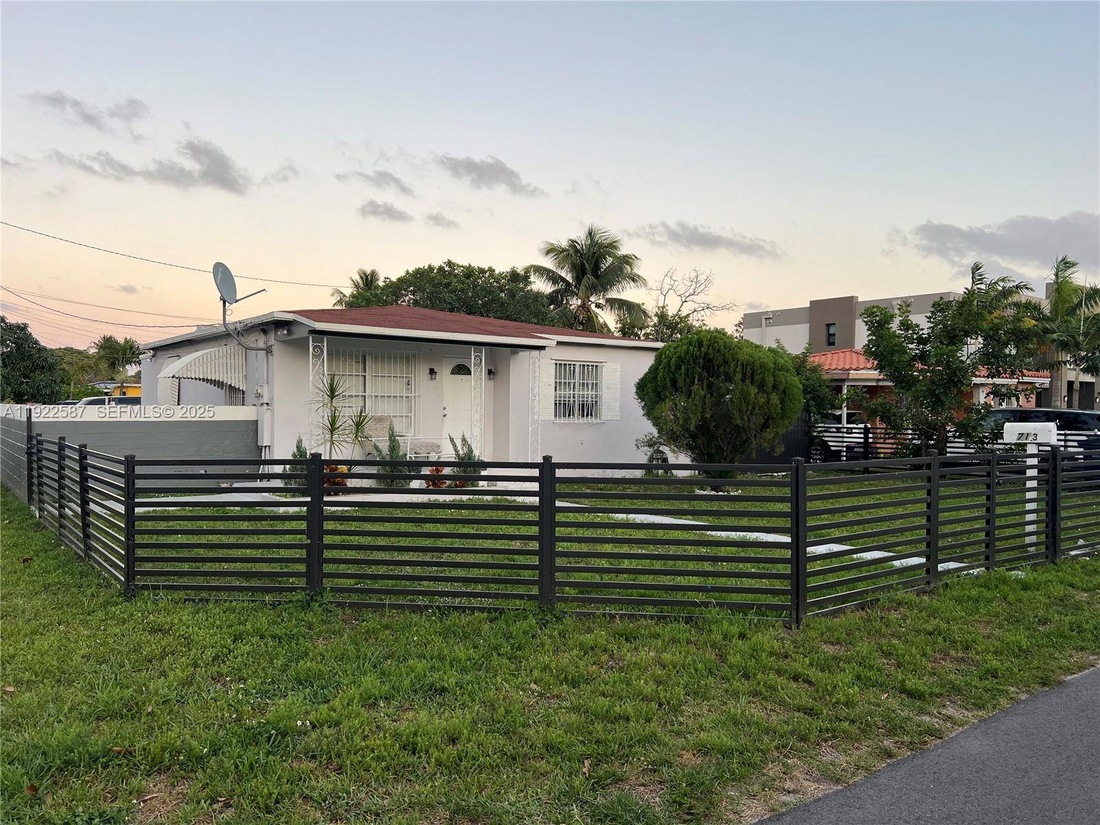 713 SW 7th AveHallandale Beach - picture