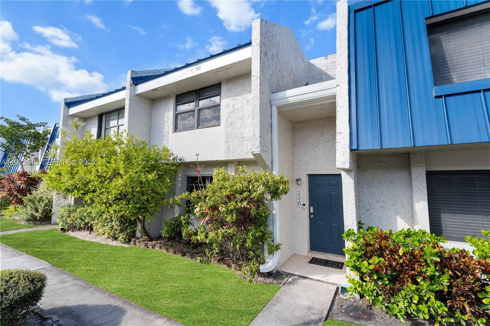2528 N 38 AveHollywood - Townhouse condo unit D-32 - picture