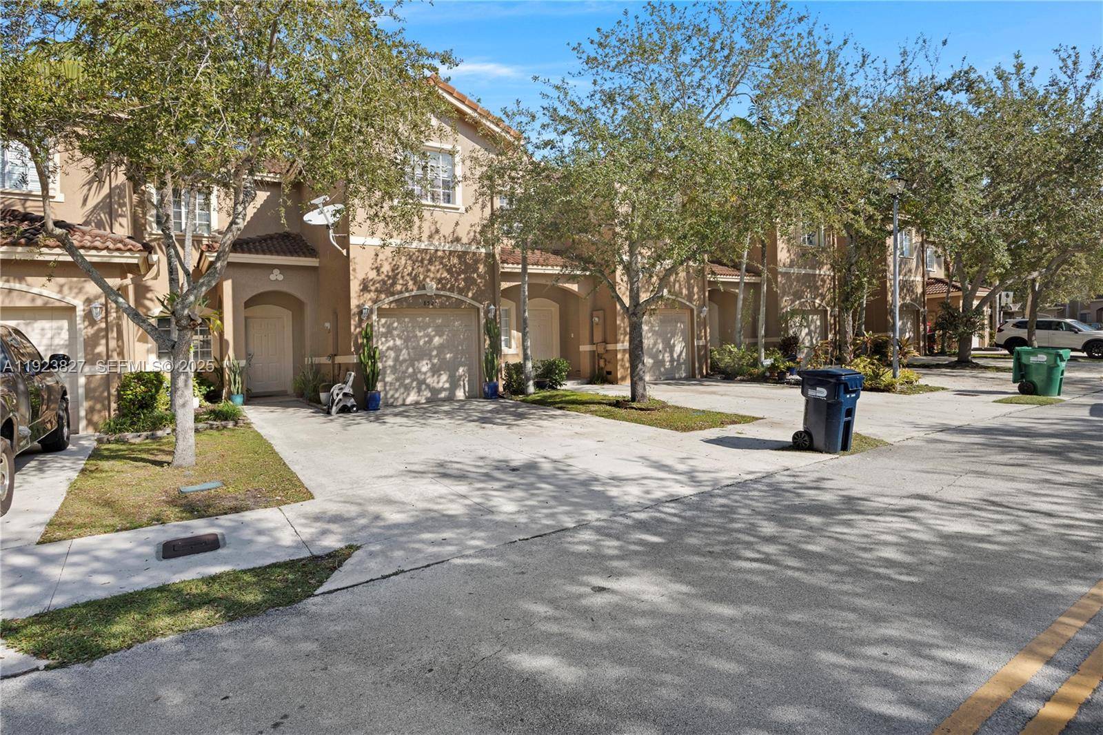 8525 SW 214th TerCutler Bay - picture