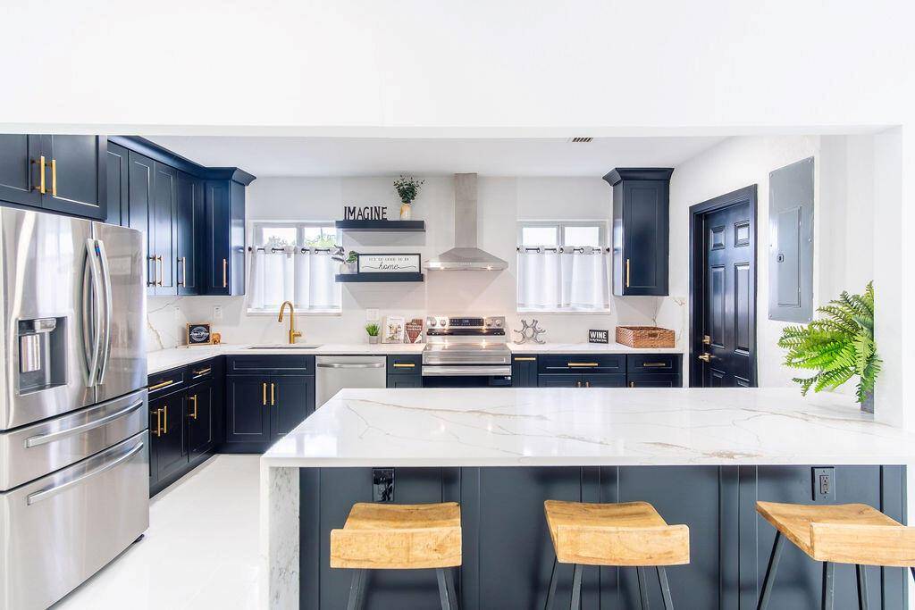 6370 PlunkettHollywood - picture