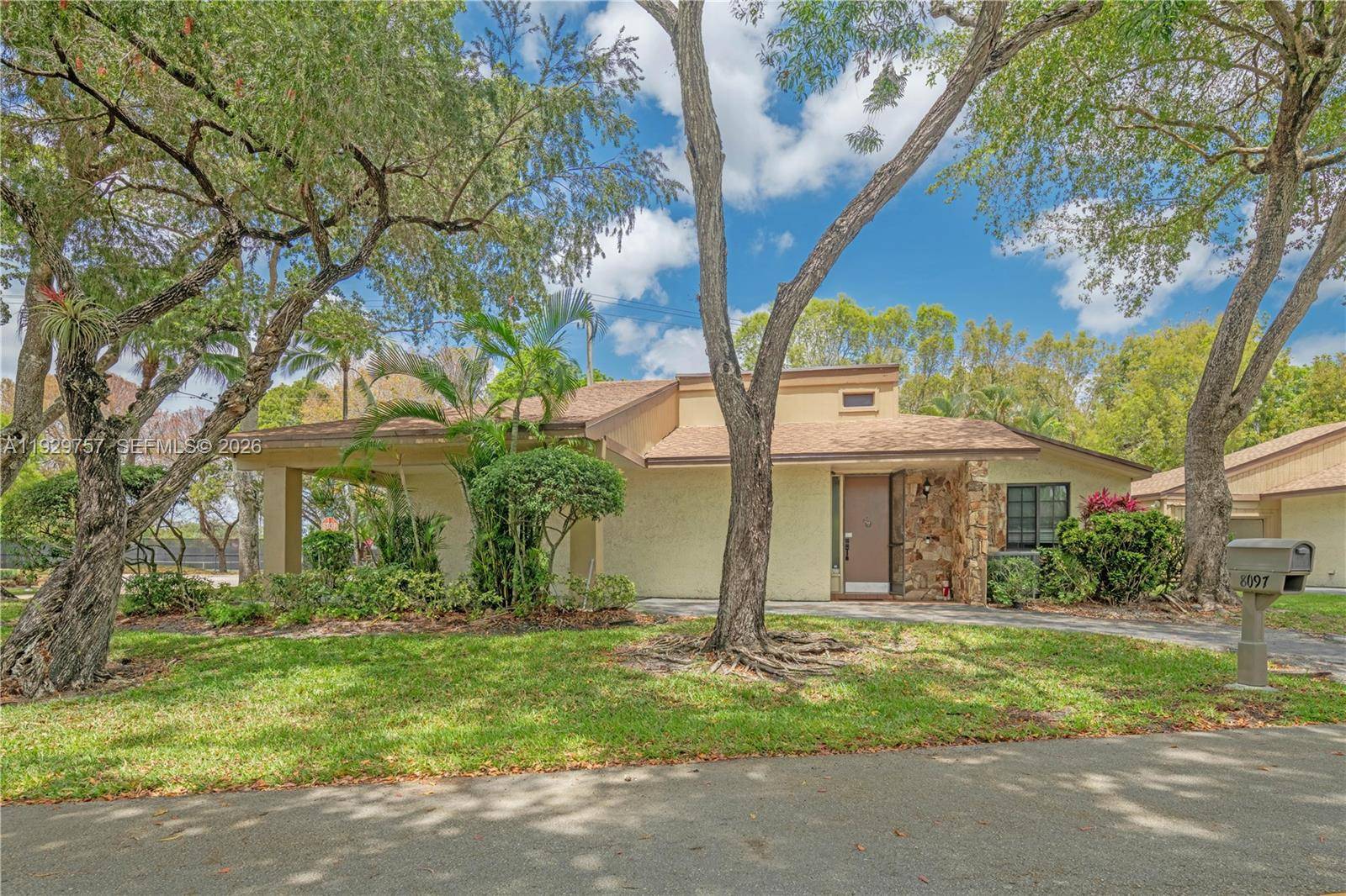 8097 Royal Palm CirTamarac - picture