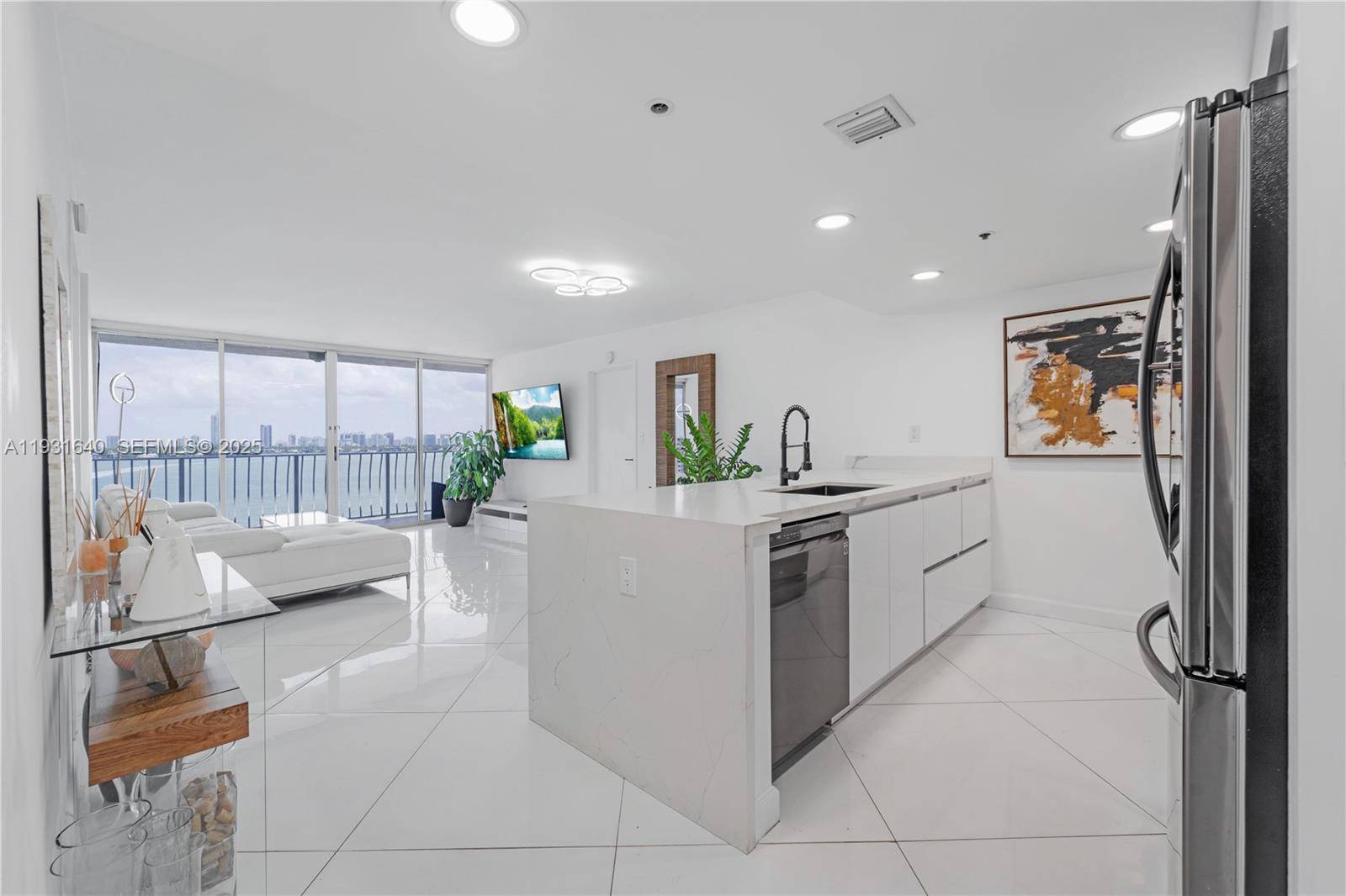 7601 E Treasure DrNorth Bay Village - Condo 5+ Stories,Condo condo unit 819 - picture