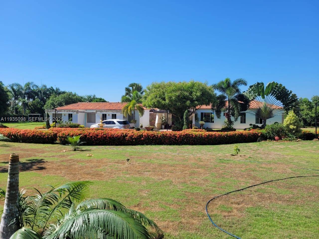 SECTOR AGUAS VIVAS TRONCAL DE OCCIDENTE KM 13 - HACIENDA CONDOMINIO - picture