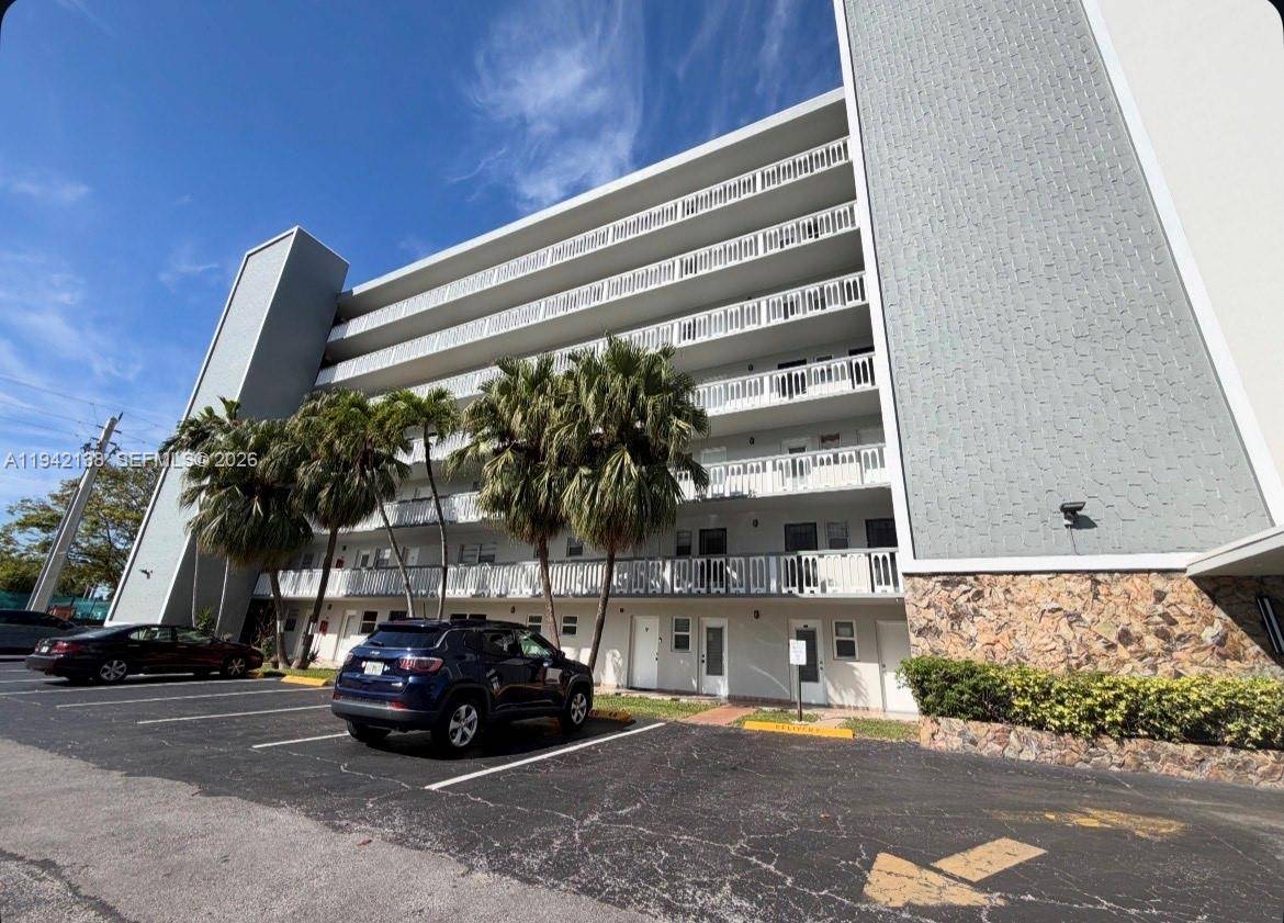 420 NE 12th AveHallandale Beach - MEADOWBROOK CONDO APTS BL condo unit 502 - picture