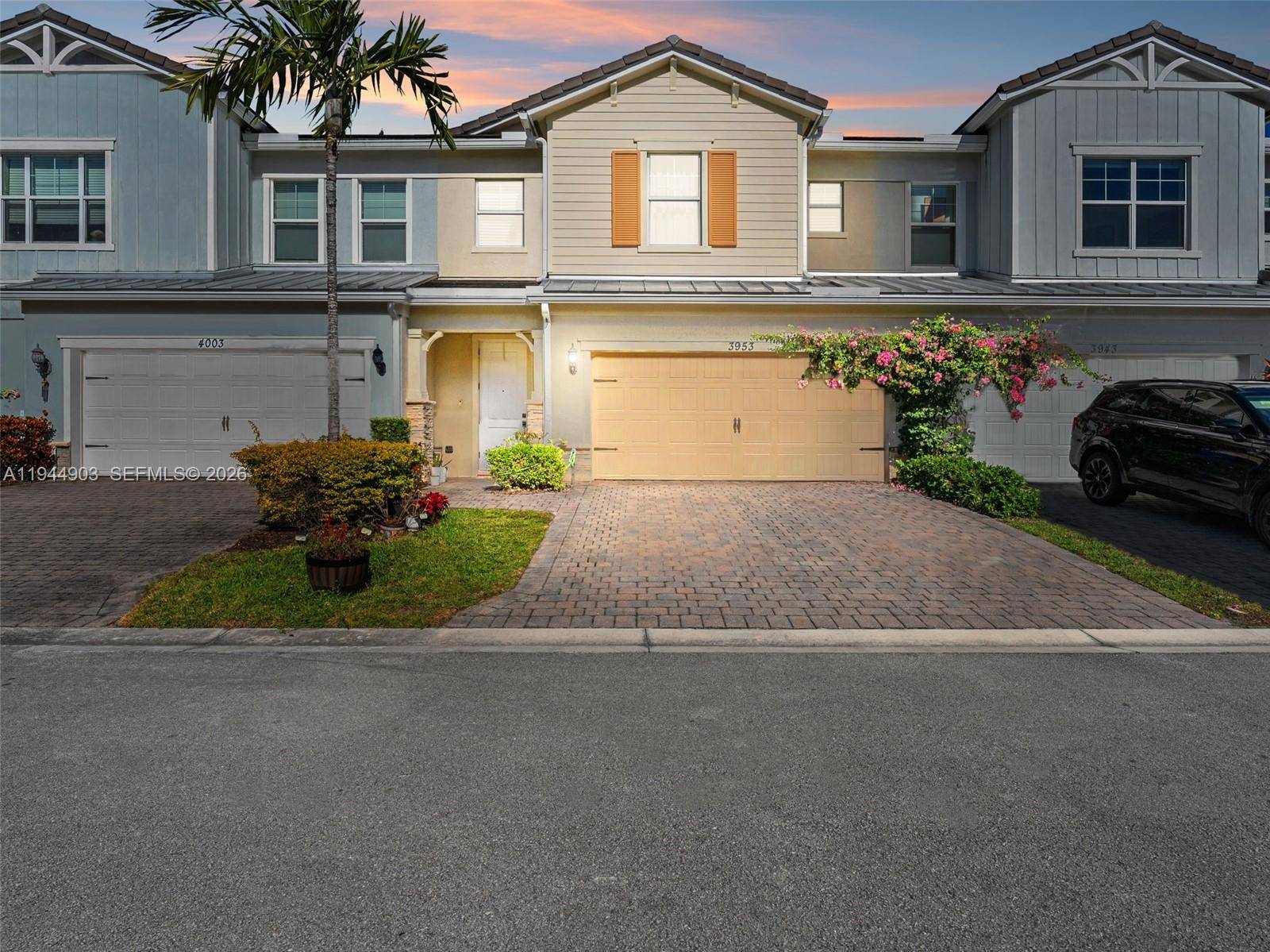 3953 Black Olive LnHollywood - picture