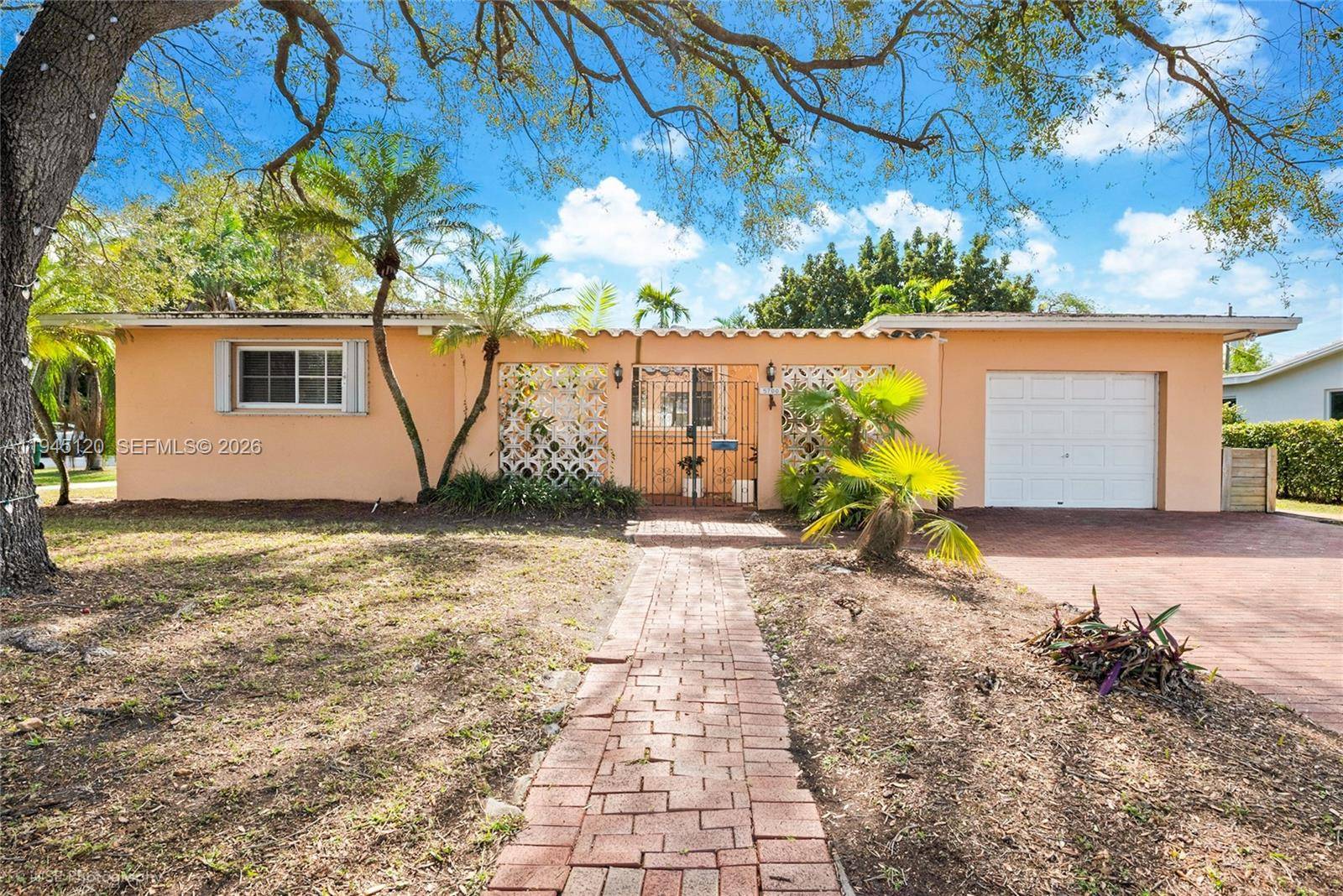 5700 SW 45th TerMiami - picture
