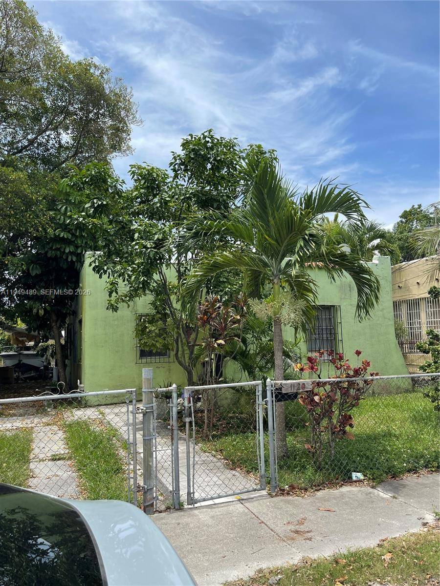 1120 NW 31st StMiami - picture