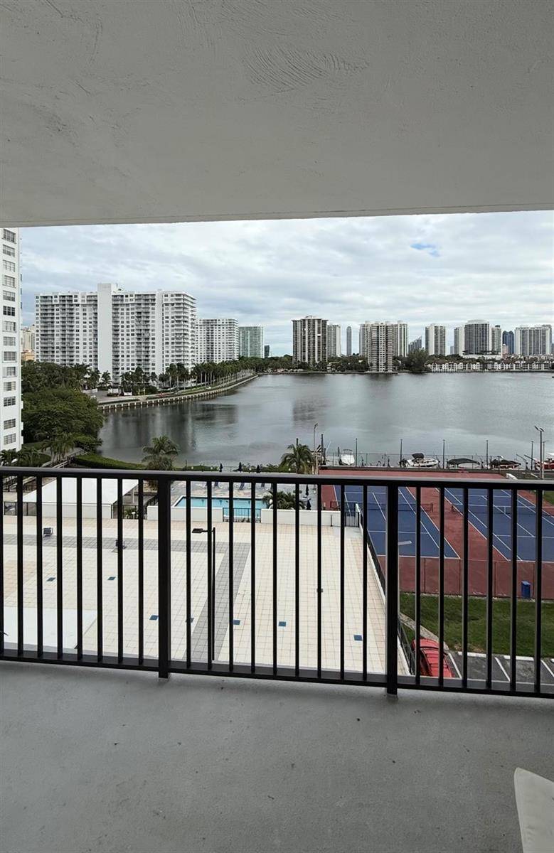 2750 NE 183rdAventura - COMMODORE PLAZA CONDO condo unit 709 - picture