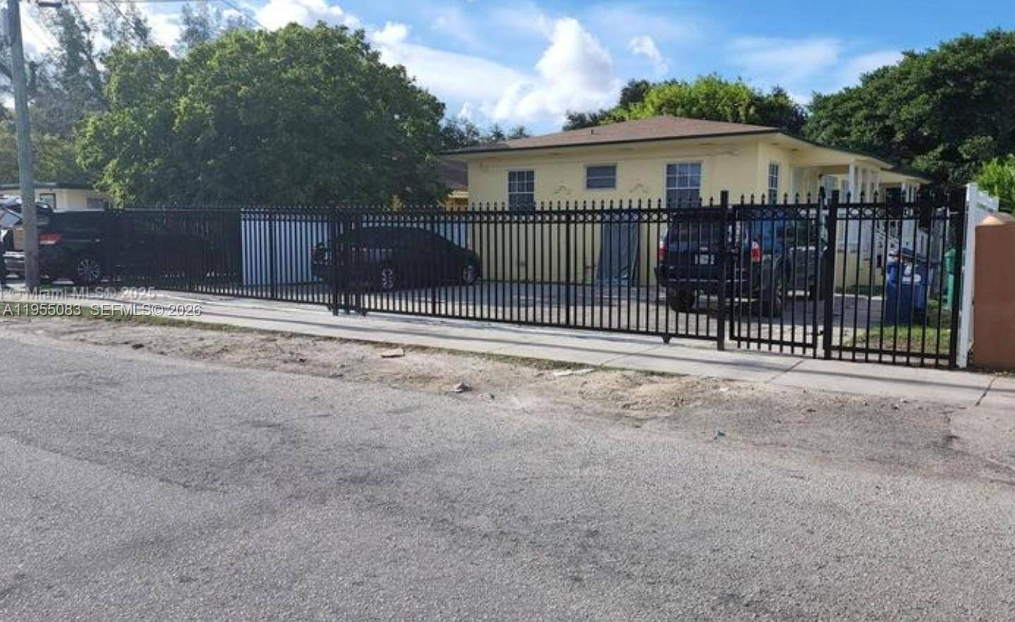 2729 NW 47th StMiami - picture