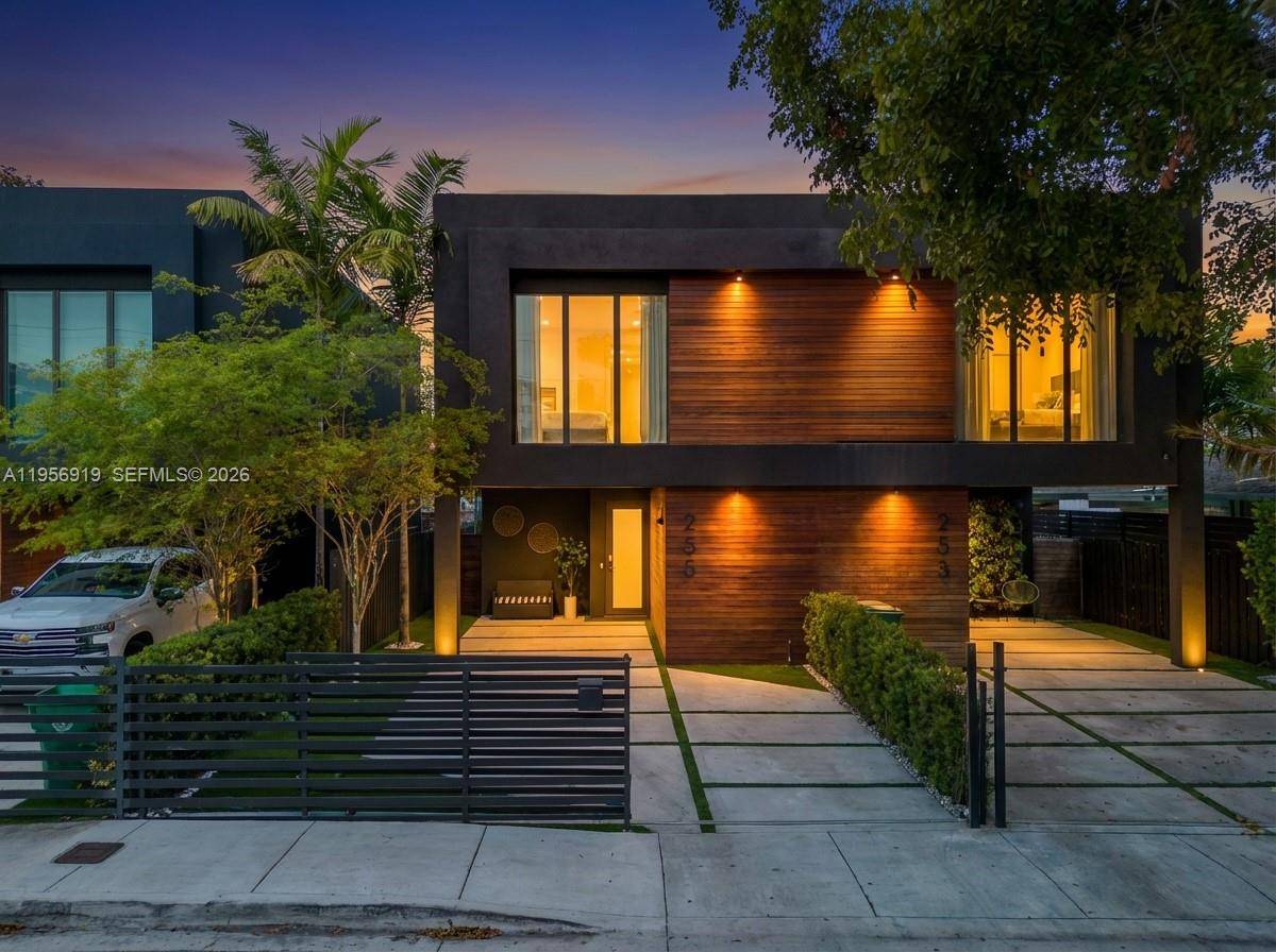 255 NW 39th StMiami - picture