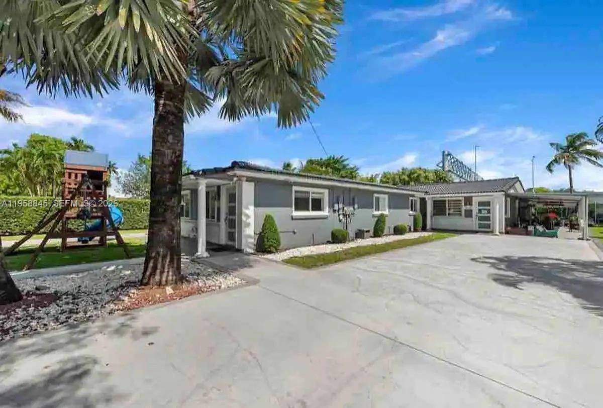 3008 NW 13th StMiami - picture