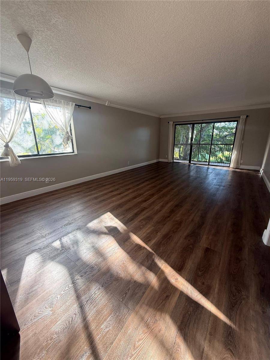 402 Lakeview DrWeston - RACQUET CLUB APARTMENTS A condo unit 201 - picture