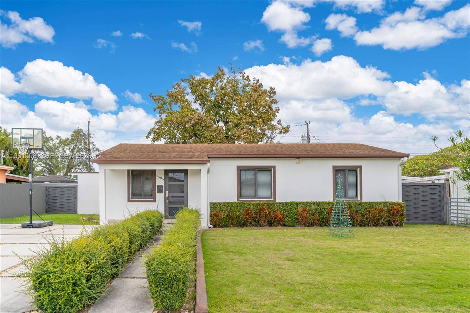 7585 SW 28th StMiami - picture
