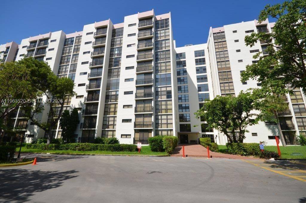 17021 N Bay RdSunny Isles Beach - PLAZA OF AMERICAS CONDO P condo unit 316 - picture