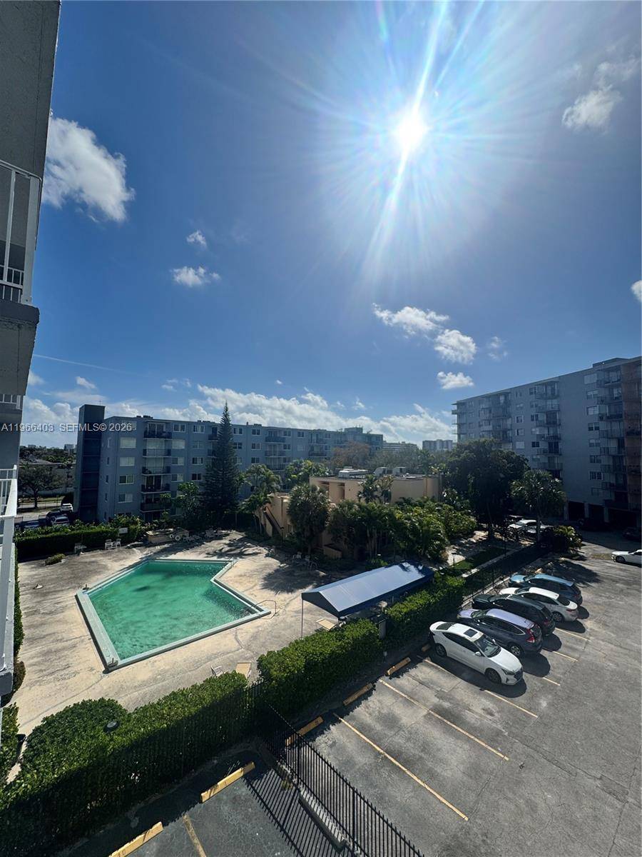 1470 NE 125th TerNorth Miami - THREE HORIZONS NORTH COND condo unit 407 - picture