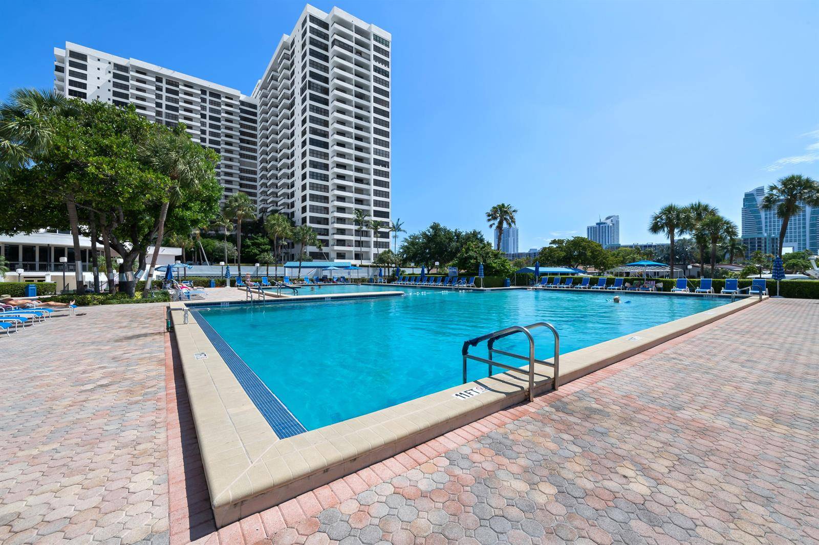 2500 ParkviewHallandale Beach - OLYMPUS CONDO condo unit 615 - picture