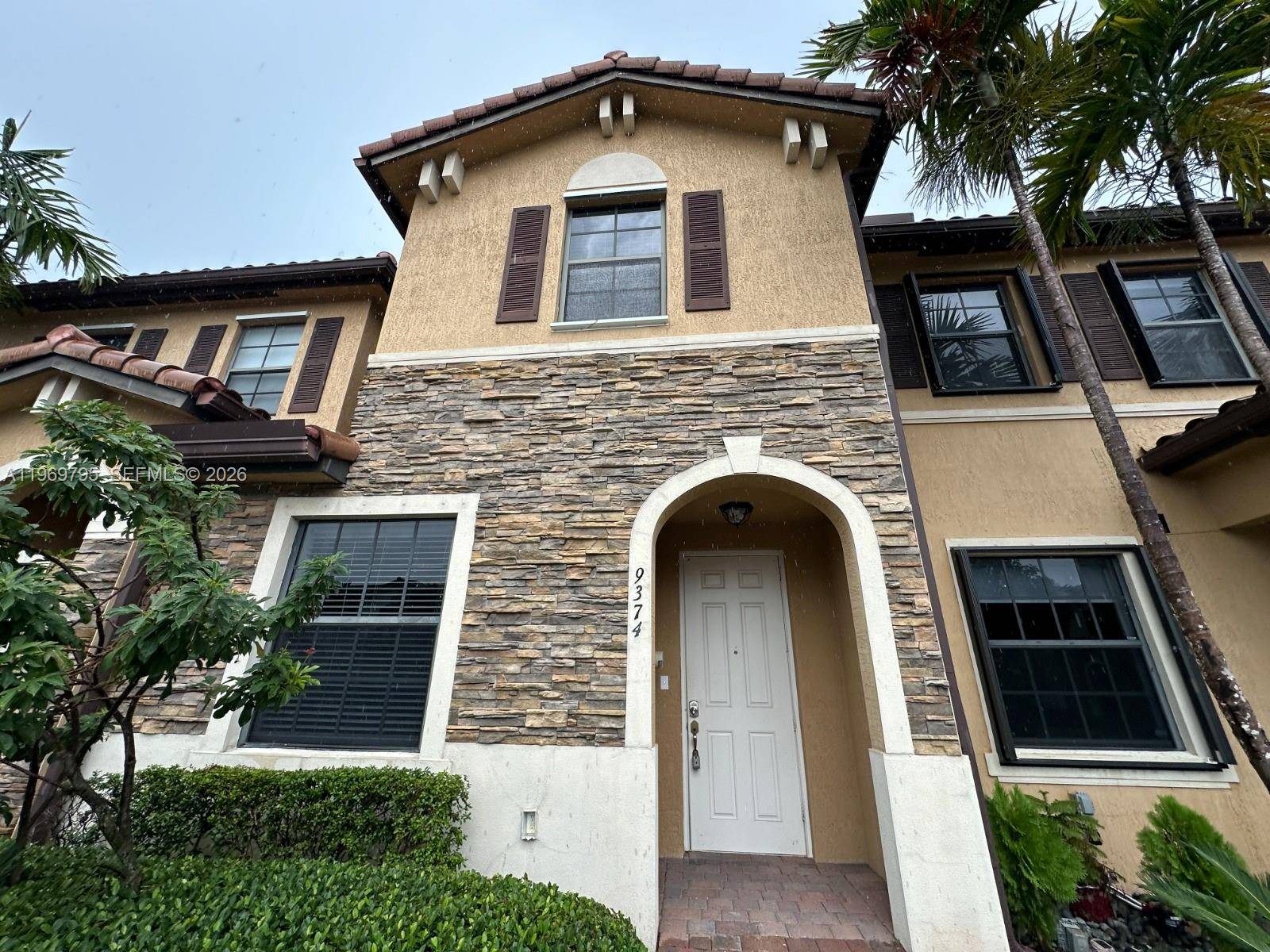 9374 W 32nd LnHialeah - picture