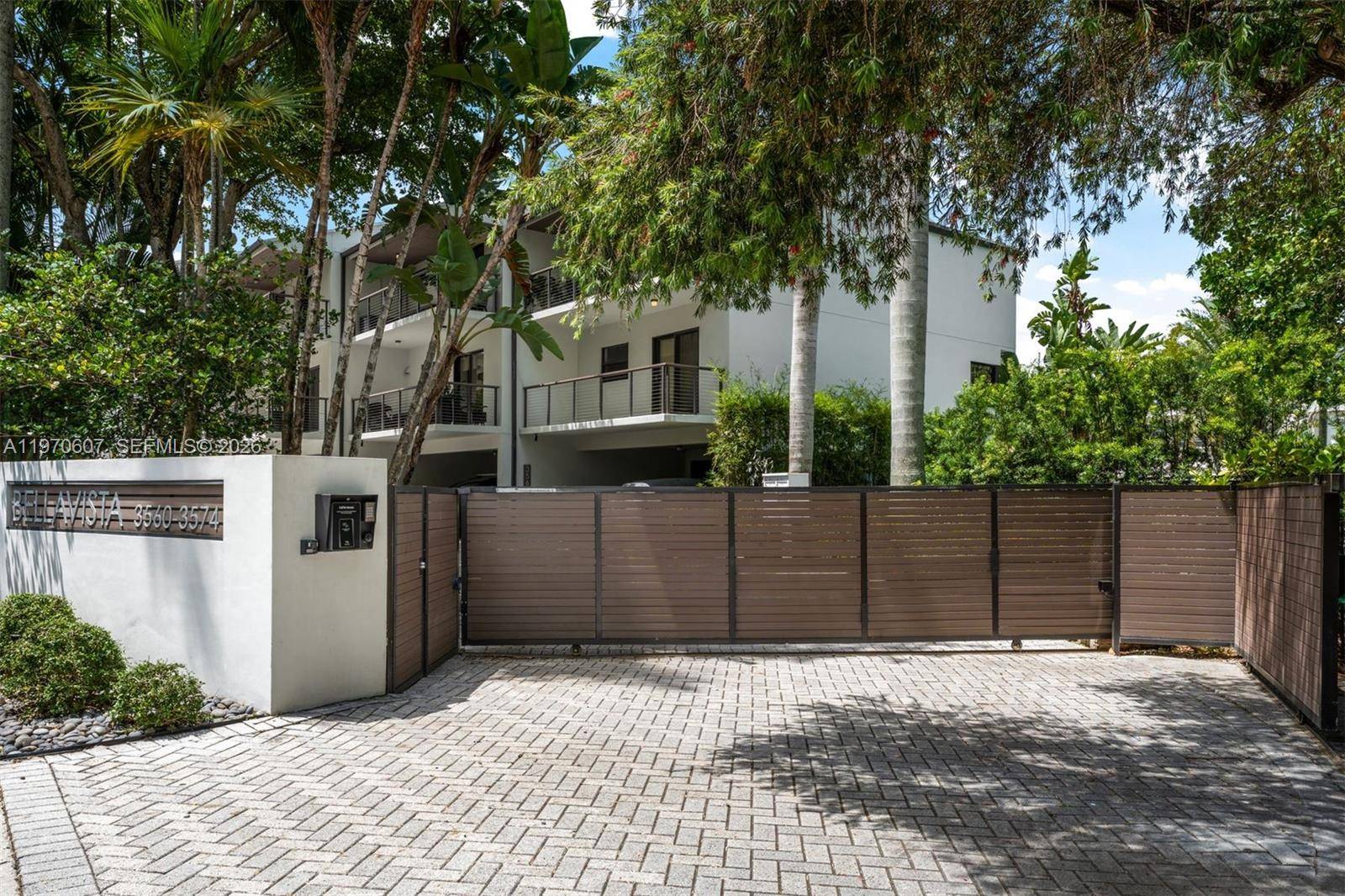 3560 W Fairview StMiami - picture