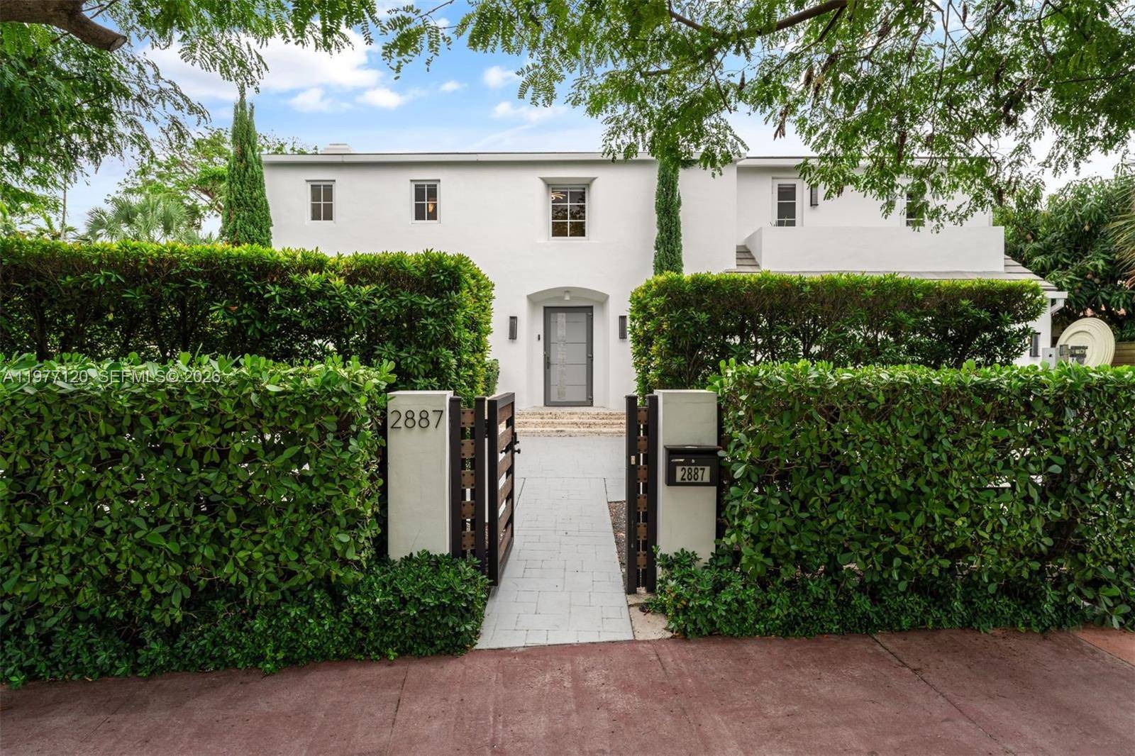 2887 Pine Tree DrMiami Beach - picture