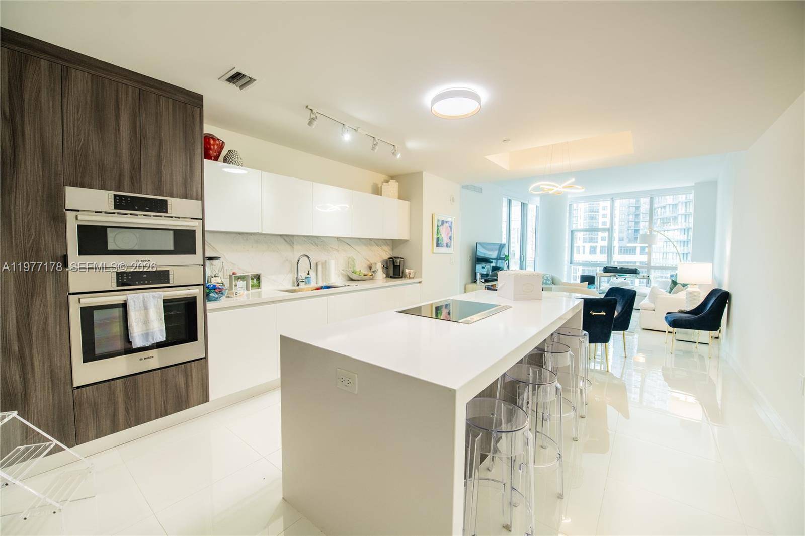 851 NE 1st AveMiami - PARAMOUNT MIAMI WORLDCENT condo unit 811 - picture