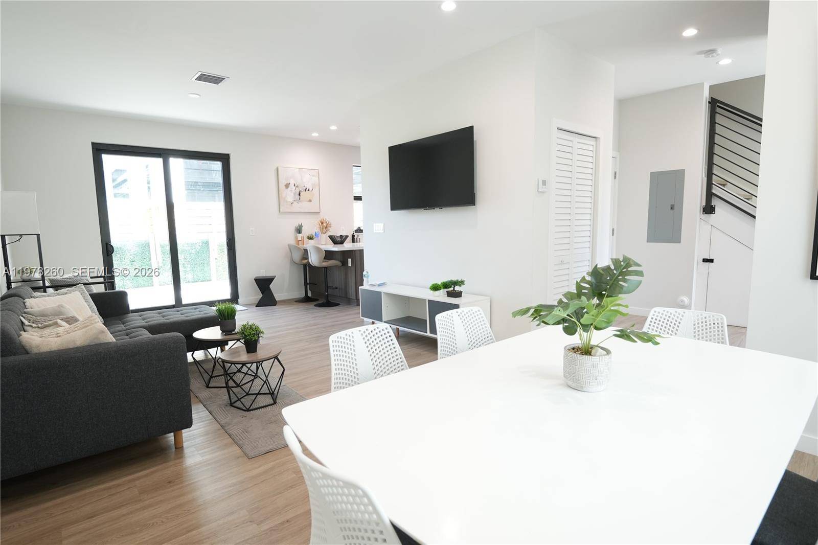 211 SE 4th StHallandale Beach - Townhouse/Villa-Annual,Townhouse condo unit 3 - picture