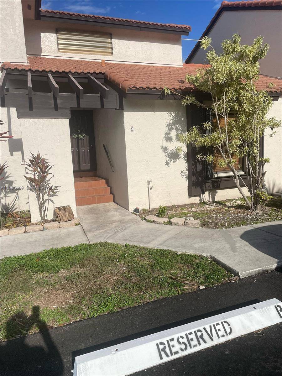 15202 SW 46th LnMiami - LAKES MEADOW VILG HOMES C condo unit C-75 - picture